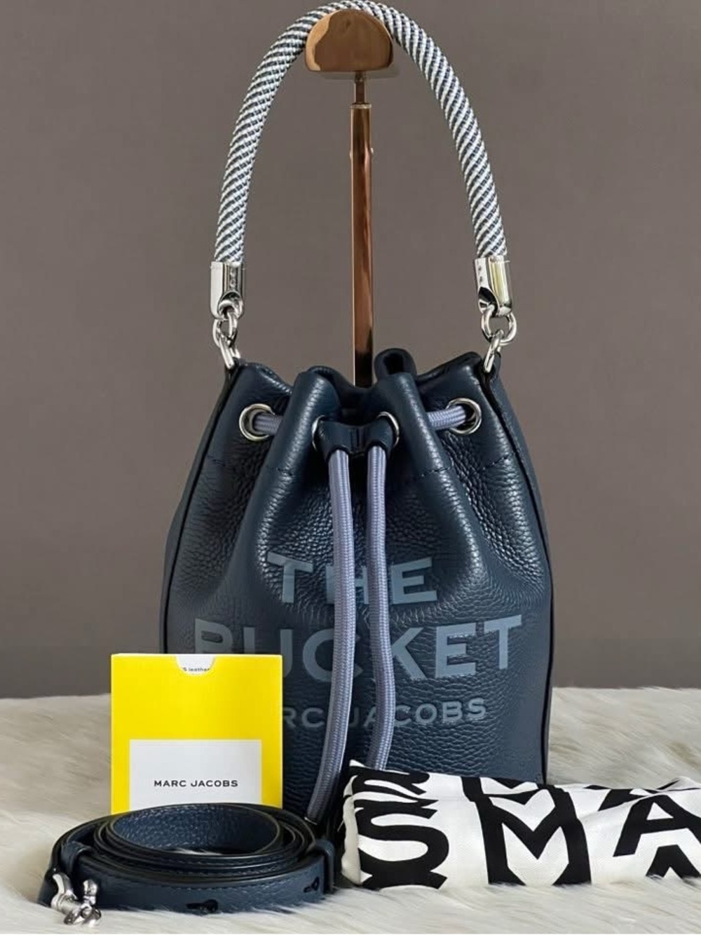 H652L01PF22 - Marc Jacobs The Leather Bucket Bag - Picture 15 of 16